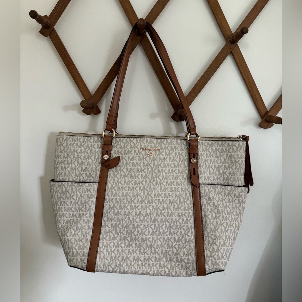 Michael Kors Sullivan Large Logo Top-Zip Tote Bag in vanilla and acorn